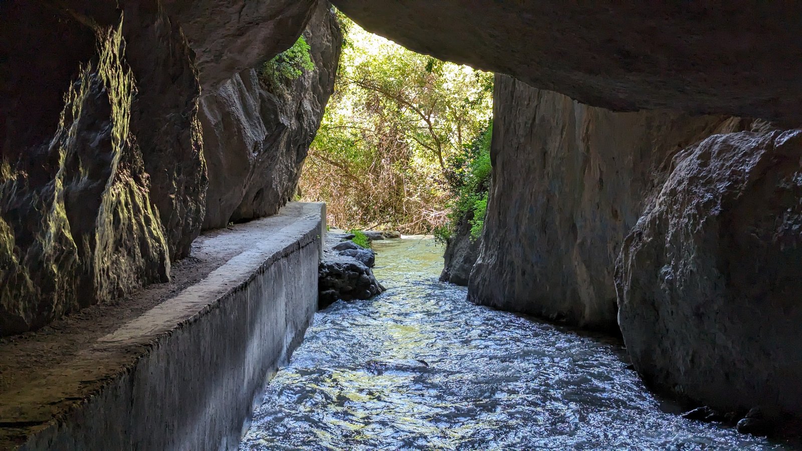 Cueva de las Palomas y roca caliza