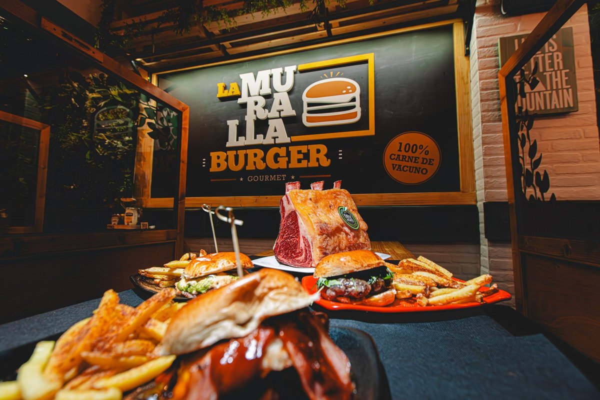 Interior y Cartel de La Muralla Burger Sierra Nevada