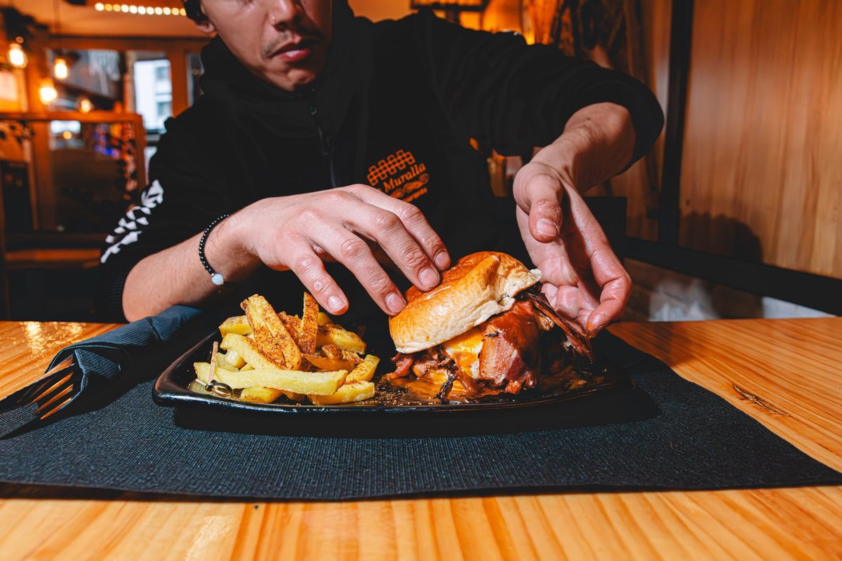 Hamburguesa 100% Buey con Patatas Fritas Caseras