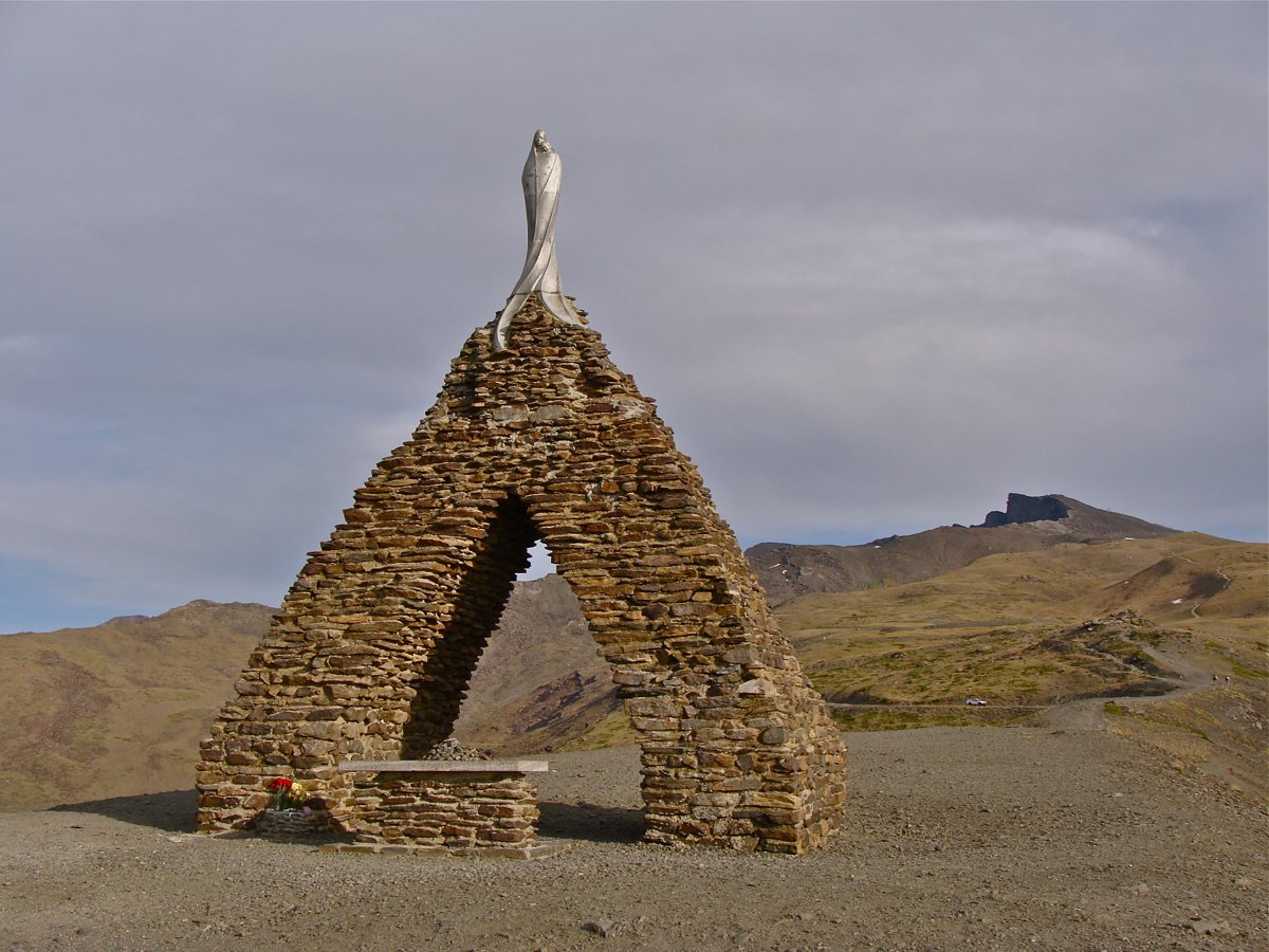Monumento Virgen de las Nieves con Pico Veleta al fondo